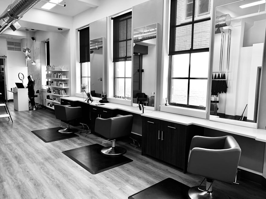 Salon owner using Salonipy